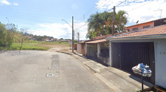 Corpo de idoso é encontrado carbonizado após casa pegar fogo em São José Corpo de idoso é encontrado carbonizado após casa pegar fogo em São José