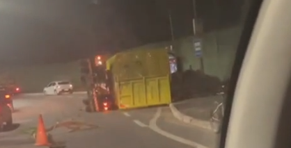 carreta tomba em rotatória sjc