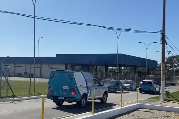 Ronnie Lessa desembarca em aeroporto de São José rumo à Tremembé Ronnie Lessa desembarca em aeroporto de São José rumo à Tremembé