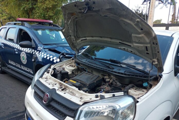 Trio é detido após perseguição e batida em viatura da Guarda em avenida Trio é detido após perseguição e batida em viatura da Guarda em avenida