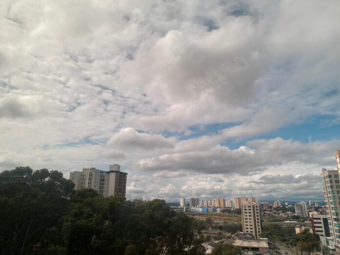 Frente fria derruba temperaturas e traz chuva para a região Frente fria derruba temperaturas e traz chuva para a região