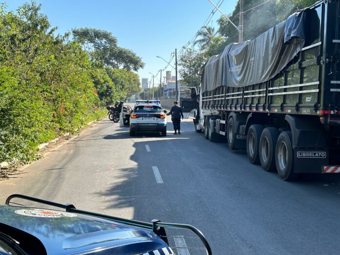 Três são presos com carreta roubada e carga milionária em Americana Três são presos com carreta roubada e carga milionária em Americana