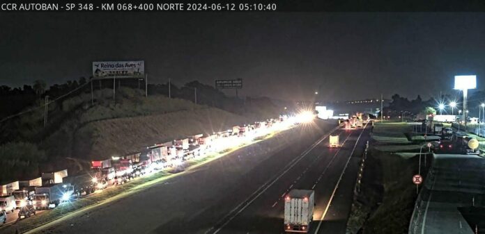 Bandeirantes segue com trânsito intenso após acidente Bandeirantes segue com trânsito intenso após acidente