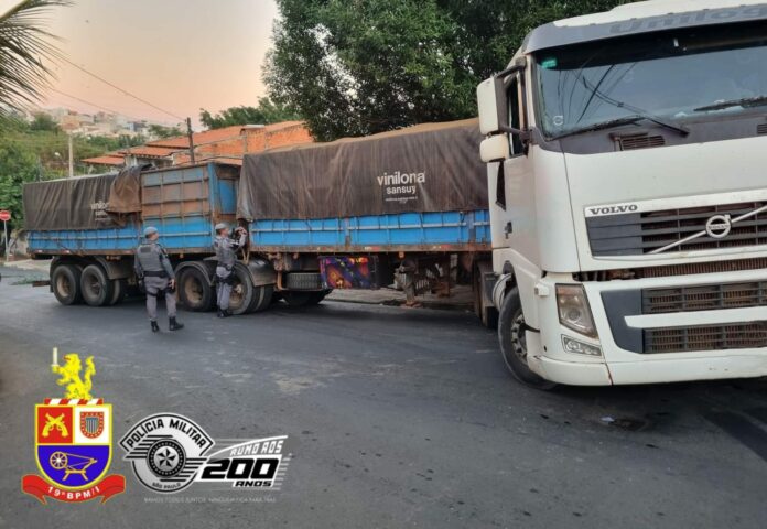 Carreta roubada é recuperado pela PM em Santa Bárbara