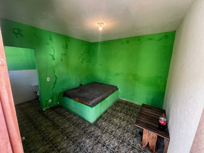 Cativeiro do amor: homem é obrigado a realizar transferências bancárias em cárcere Cativeiro do amor: homem é obrigado a realizar transferências bancárias em cárcere