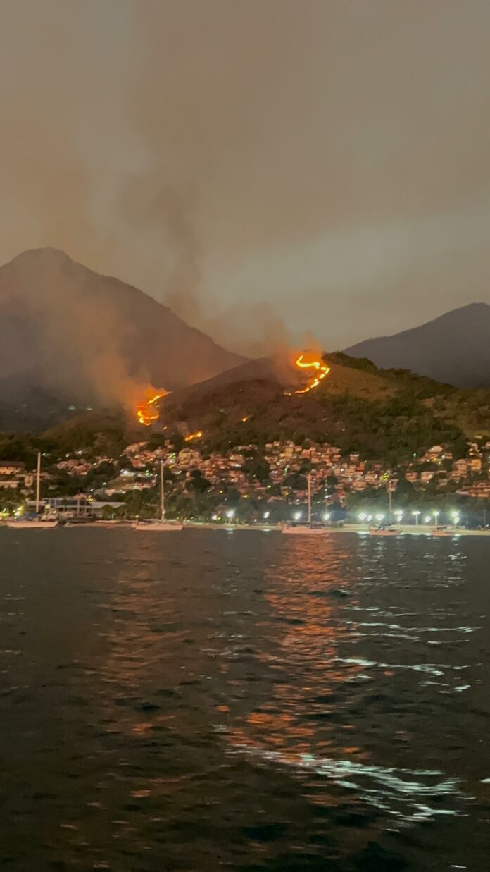 Incêndio de grandes proporções atinge Morro dos Mineiros em Ilhabela Incêndio de grandes proporções atinge Morro dos Mineiros em Ilhabela