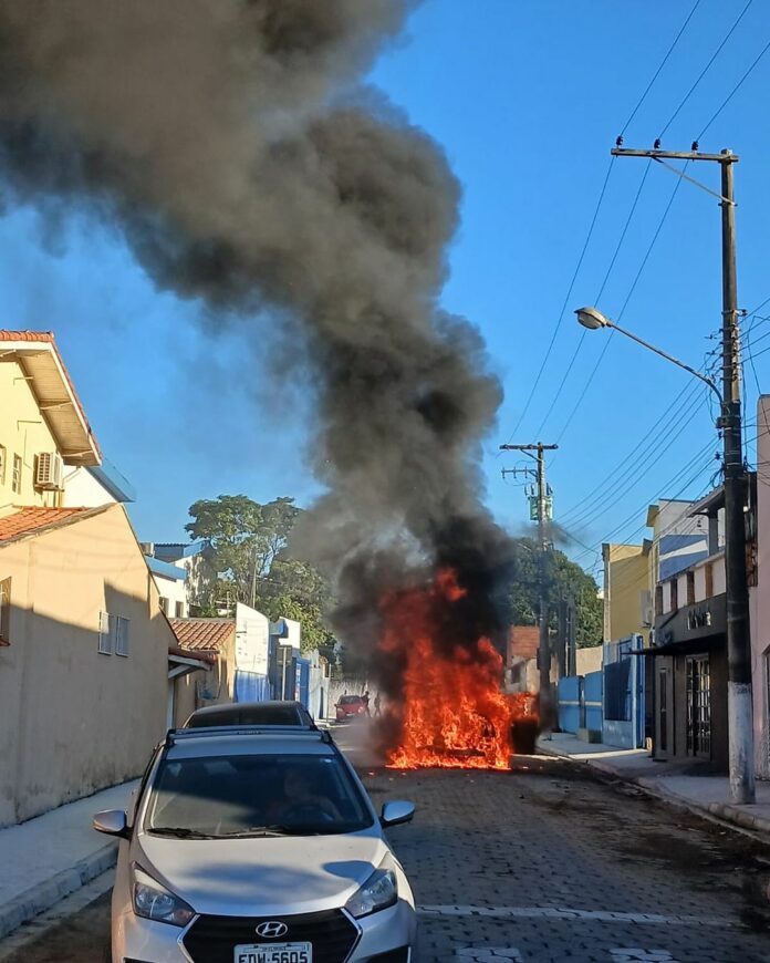 carro pega fogo em são sebastião carro pega fogo em são sebastião