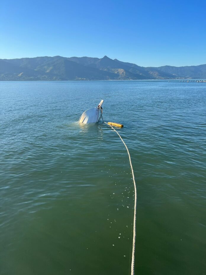 Idoso desaparece no mar após embarcação afundar no Litoral Norte de SP Idoso desaparece no mar após embarcação afundar no Litoral Norte de SP