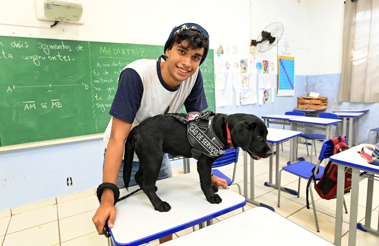 Aluno da rede municipal conta com o apoio de cão de serviço durante as aulas