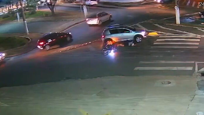 Acidente foi gravado pelas câmeras de segurança de um comércio do bairro Vila Independência, em Limeira. Acidente foi gravado pelas câmeras de segurança de um comércio do bairro Vila Independência, em Limeira.