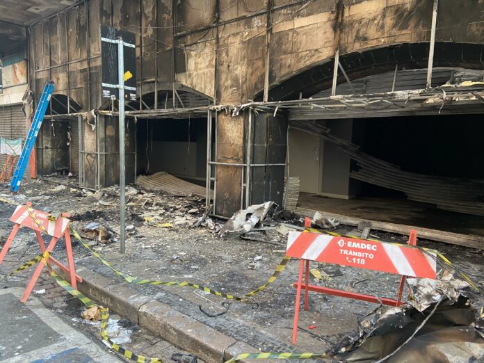 Segundo o Corpo de Bombeiros as chamas teriam começado depois que um moradores de rua colocou fogo em colchão.