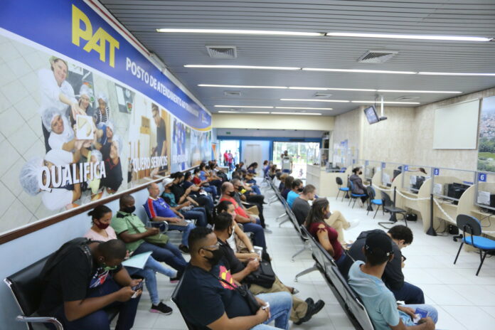 pat-adenir-4 (1) PAT oferece 585 vagas no primeiro dia de julho