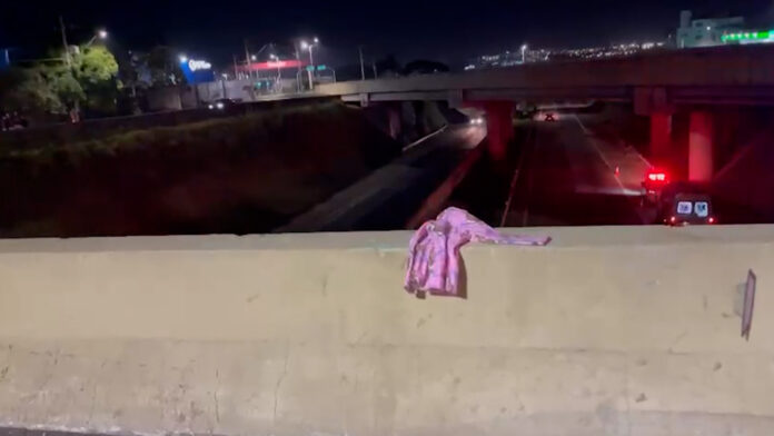 Segundo a Polícia Militar Rodoviária, os dois estavam em um carro de aplicativo e o homem teria pedido para o motorista parar porque estava passando mal. Segundo a Polícia Militar Rodoviária, os dois estavam em um carro de aplicativo e o homem teria pedido para o motorista parar porque estava passando mal.