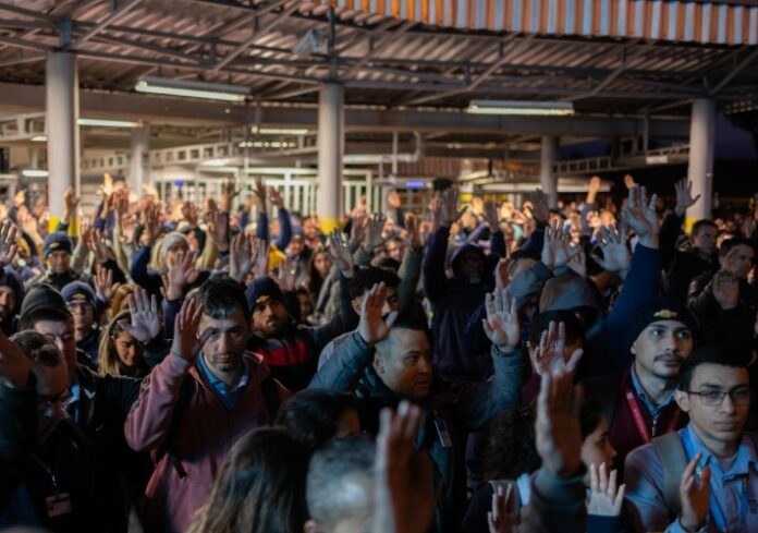 2024-07-30---gm---suspensao-de-paralisaaao-por-emprego---roosevelt-cassio-31jpg_990x500_0_0_1_1 Trabalhadores da GM suspendem paralisação após acordo de estabilidade