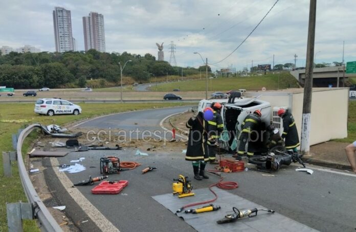 Motorista de caminhão morre em acidente na alça de acesso da Rodovia Dom Pedro Motorista de caminhão morre em acidente na alça de acesso da Rodovia Dom Pedro