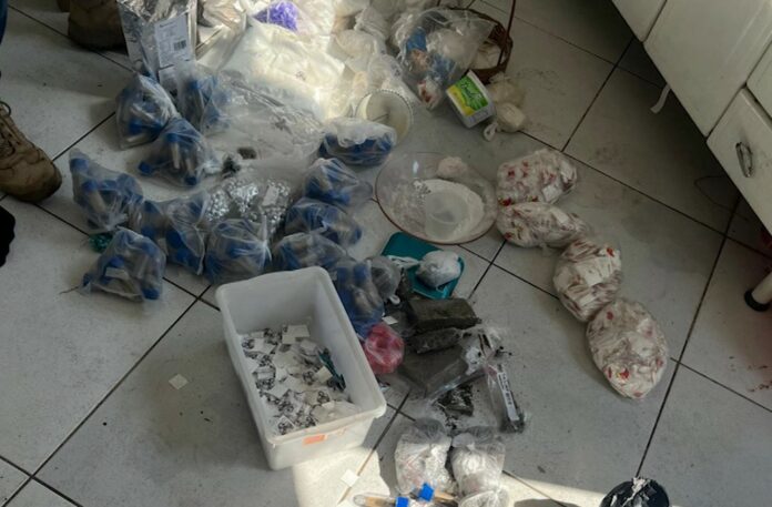 PM acha R$ 21 mil, uma arma e 14 quilos de drogas em 