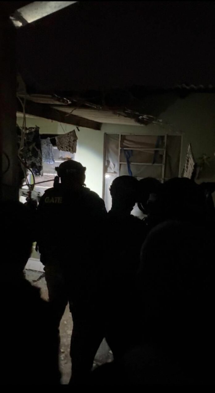 Homem teria invadido a casa da vítima em Santa Bárbara D´oeste que foi resgatada com ferimentos leves.