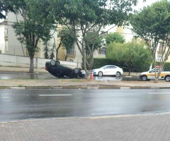 Homem teria saído de casa com o carro depois de discussão e acabou capotando depois de bater em árvore. Homem teria saído de casa com o carro depois de discussão e acabou capotando depois de bater em árvore.