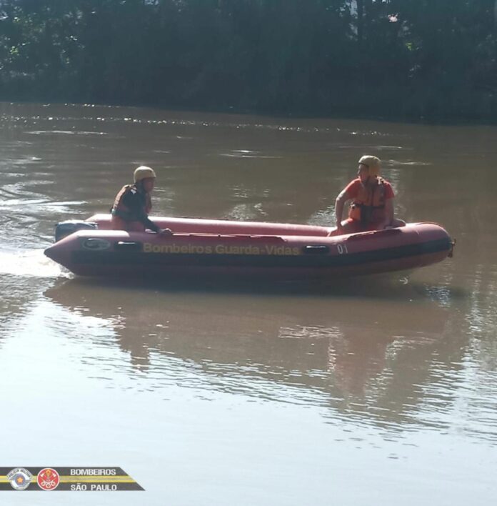 Bombeiros iniciam terceiro dia de buscas por corpo visto em rio de Guaratinguetá