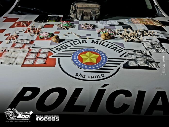 Dupla é presa com mais de 300 porções de drogas em Campos do Jordão