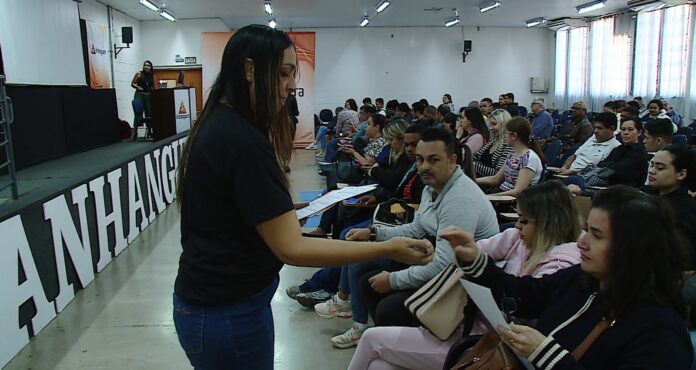 Feirão de empregos nesta quinta na Faculdade Anhanguera terá mais de mil vagas Mais de 400 oportunidades terão processo seletivo no próprio evento, que também conta com serviços para MEI e Banco do Povo