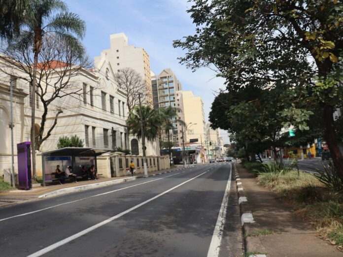 Local recebe implantação de pavimento de concreto; faixa direita fica fechada até 29 de agosto