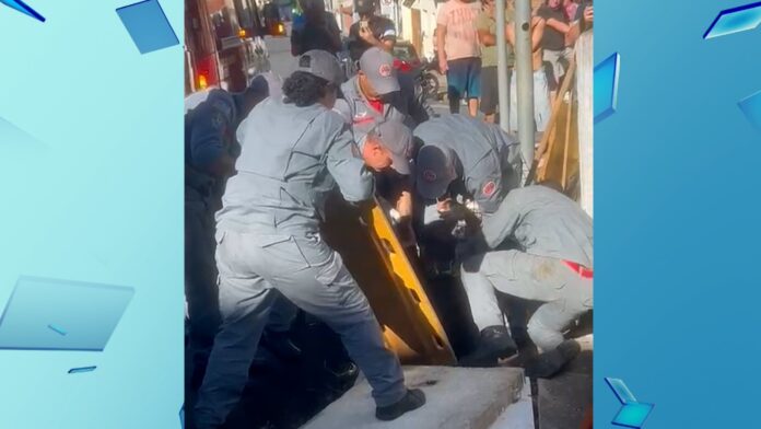 Foto: Jornal Mais Bragança O corpo de bombeiros de Bragança Paulista foi acionado e resgatou o homem, que sofreu ferimentos na cabeça e no pé