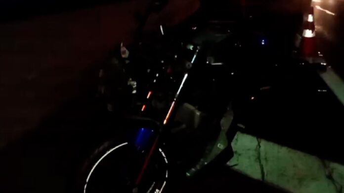 o acidente envolveu um carro, uma moto e uma pessoa que caminhava pela rodovia.