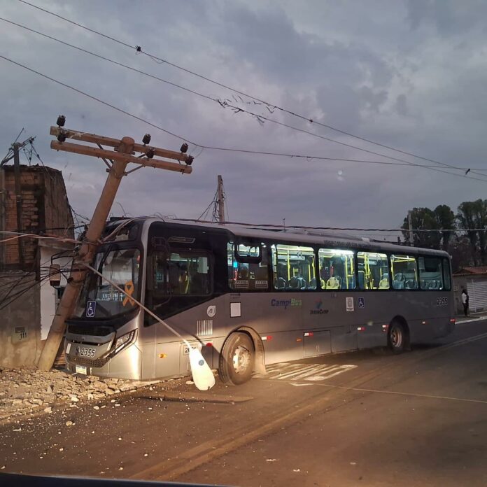 Motorista teve ferimentos leves e socorrido para a UPA Carlos Lourenço