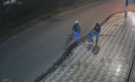 suspeito aborda mulher