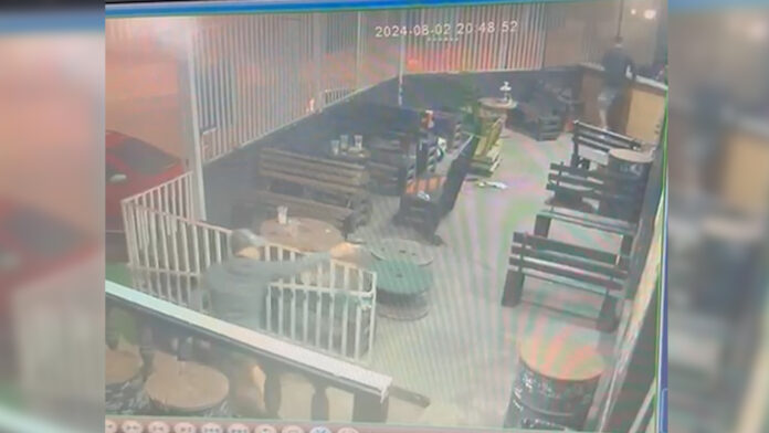 Atirador invade adega e mata homem com oito tiros diante de 20 pessoas