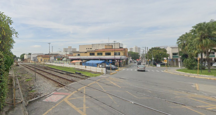 Ciclista é socorrido em estado grave após ser atropelado por trem no interior de SP Ciclista é socorrido em estado grave após ser atropelado por trem no interior de SP