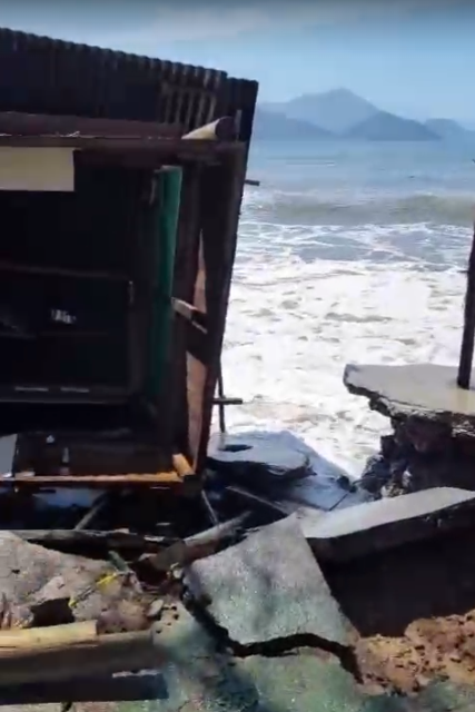 Quiosque é levado pela força das ondas no Litoral Norte de SP