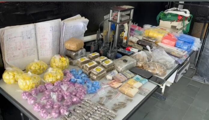 Casa do tráfico é localizada pela polícia; drogas apreendidas Casa do tráfico é localizada pela polícia; drogas apreendidas