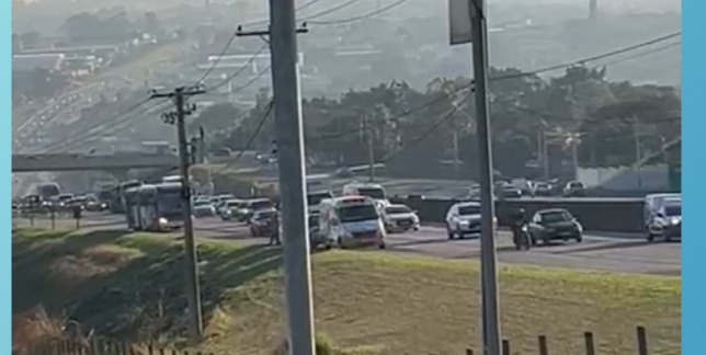 Acidente entre três veículos deixa trânsito lento na Santos Dumont Acidente entre três veículos deixa trânsito lento na Santos Dumont