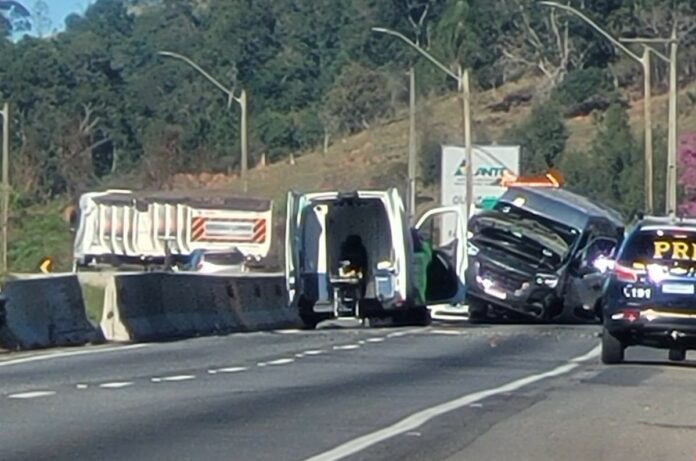 9 pessoas ficam feridas em acidente entre carro e microonibus