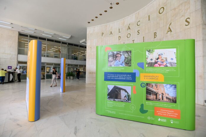 Com o tema “Diversas Formas de Amamentar”, fotos de 16 mães amamentando seus filhos ficarão no prédio até 9 de agosto Com o tema “Diversas Formas de Amamentar”, fotos de 16 mães amamentando seus filhos ficarão no prédio até 9 de agosto