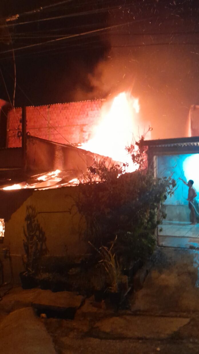 Apesar das chamas altas, ninguém se feriu: os moradores acordaram com cheiro da fumaça e conseguiram chamar os bombeiros.