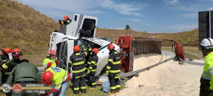 Caminhão tomba e motorista fica ferido na Rodovia Carvalho Pinto