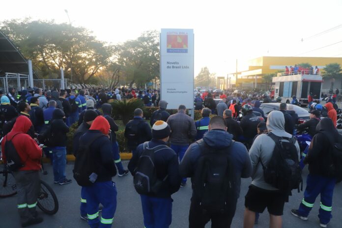 Trabalhadores da Novelis de Pinda fazem protesto por morte de funcionário na fábrica Trabalhadores da Novelis de Pinda fazem protesto por morte de funcionário na fábrica