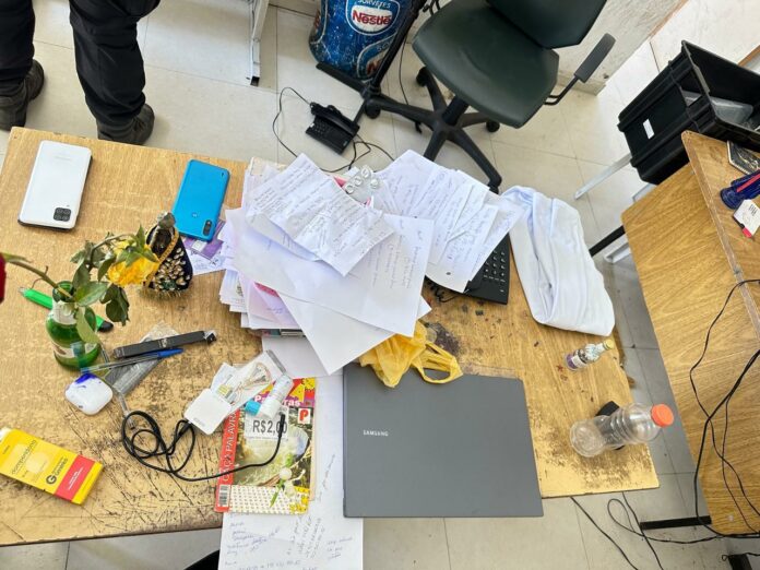 Polícia encontra central telefônica do crime e prende sete suspeitos por golpe Polícia encontra central telefônica do crime e prende sete suspeitos por golpe