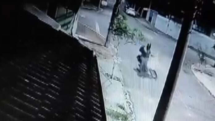 Motoboy tem fratura grave no rosto após enroscar em fio solto na rua Motoboy tem fratura grave no rosto após enroscar em fio solto na rua