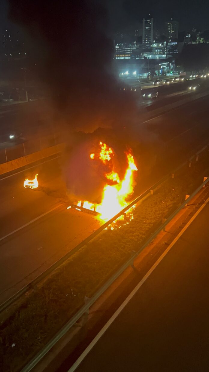 Carreta pega fogo na via Dutra em São José Carreta pega fogo na via Dutra em São José