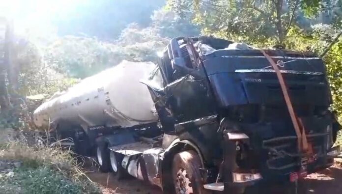 Caminhão-tanque é removido da SP 050 e via é liberada Caminhão-tanque é removido da SP 050 e via é liberada