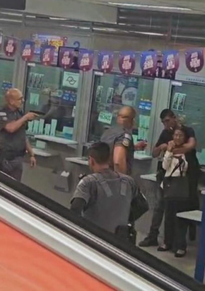 Homem é preso após fazer idosa refém com faca em mercado no interior de SP Homem é preso após fazer idosa refém com faca em mercado no interior de SP
