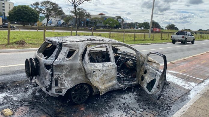 Carro fica destruído após pegar fogo na via Dutra Carro fica destruído após pegar fogo na via Dutra