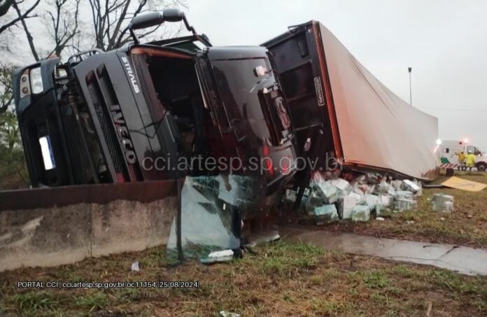 Caminhão que transportava cerveja, em Mogi Mirim, tomba e bloqueia acesso da SP-340