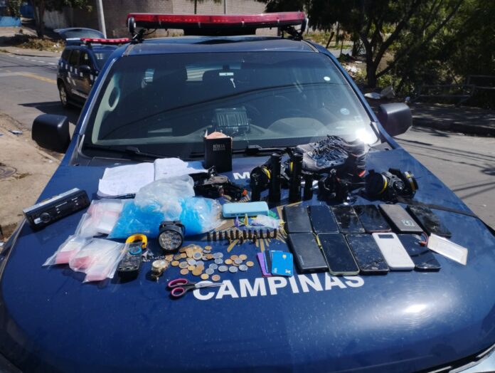 WhatsApp Image 2024-08-30 at 16.47.49 Dentre os materiais apreendidos na operação mais recente, destacam-se 12 munições de calibre .40 e .380, sete aparelhos celulares, um caderno de anotações com detalhes das atividades do tráfico, além de nove sacos de embalagens transparentes para drogas, seis cartões bancários e três eppendorfs contendo crack.