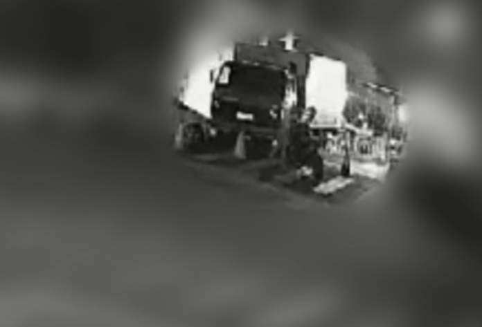 ela recolheu o capacete caído e correu de volta em direção ao carro, fugindo em seguida.