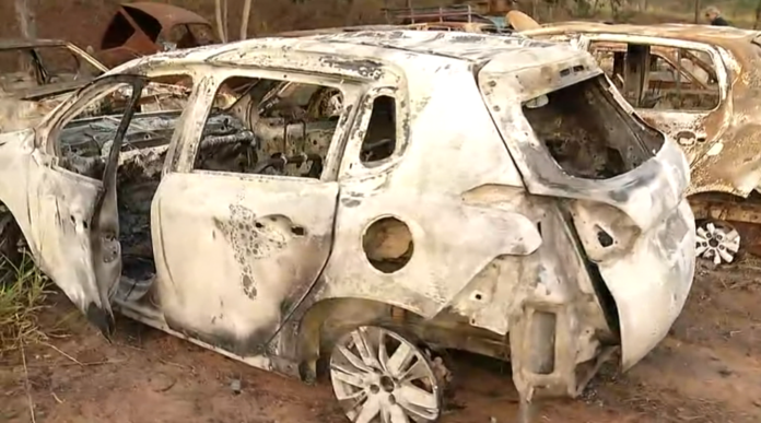 carro O veículo, foi totalmente consumido pelas chamas, assim como os corpos encontrados em seu interior